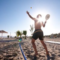 Sete-dicas-para-quem-quer-comecar-a-jogar-beach-tennis-683x1024 (1)